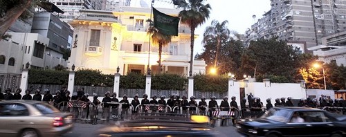 Saudi Arabia recalls ambassador and closes embassy in Egypt - ảnh 1